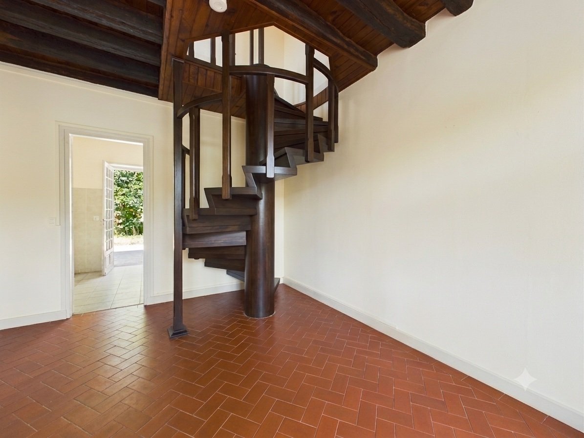 Entrée et escalier hélicoïdal en bois du lot 1 — projection d'aménagement proposée