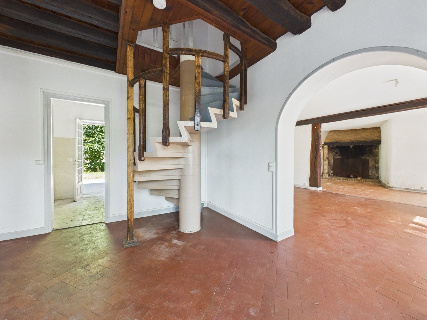 Entrée du lot 1 avec son escalier hélicoïdal en bois, état actuel