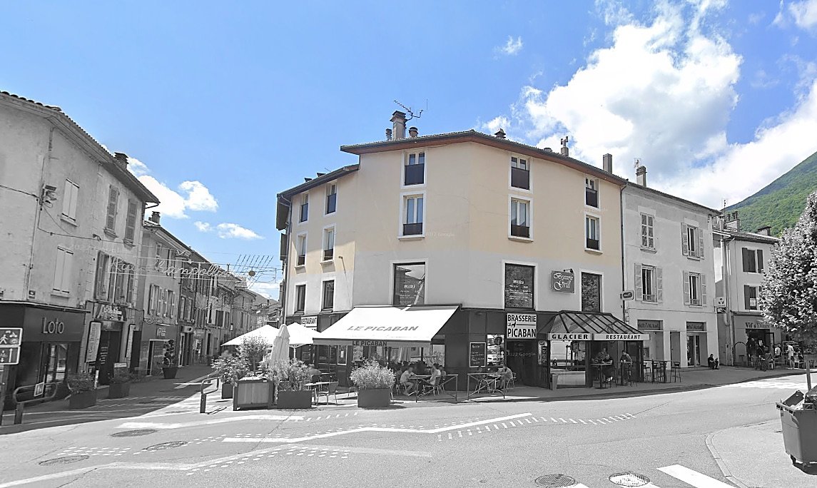 Façade de l'immeuble du 2bis rue Champollion à Vif